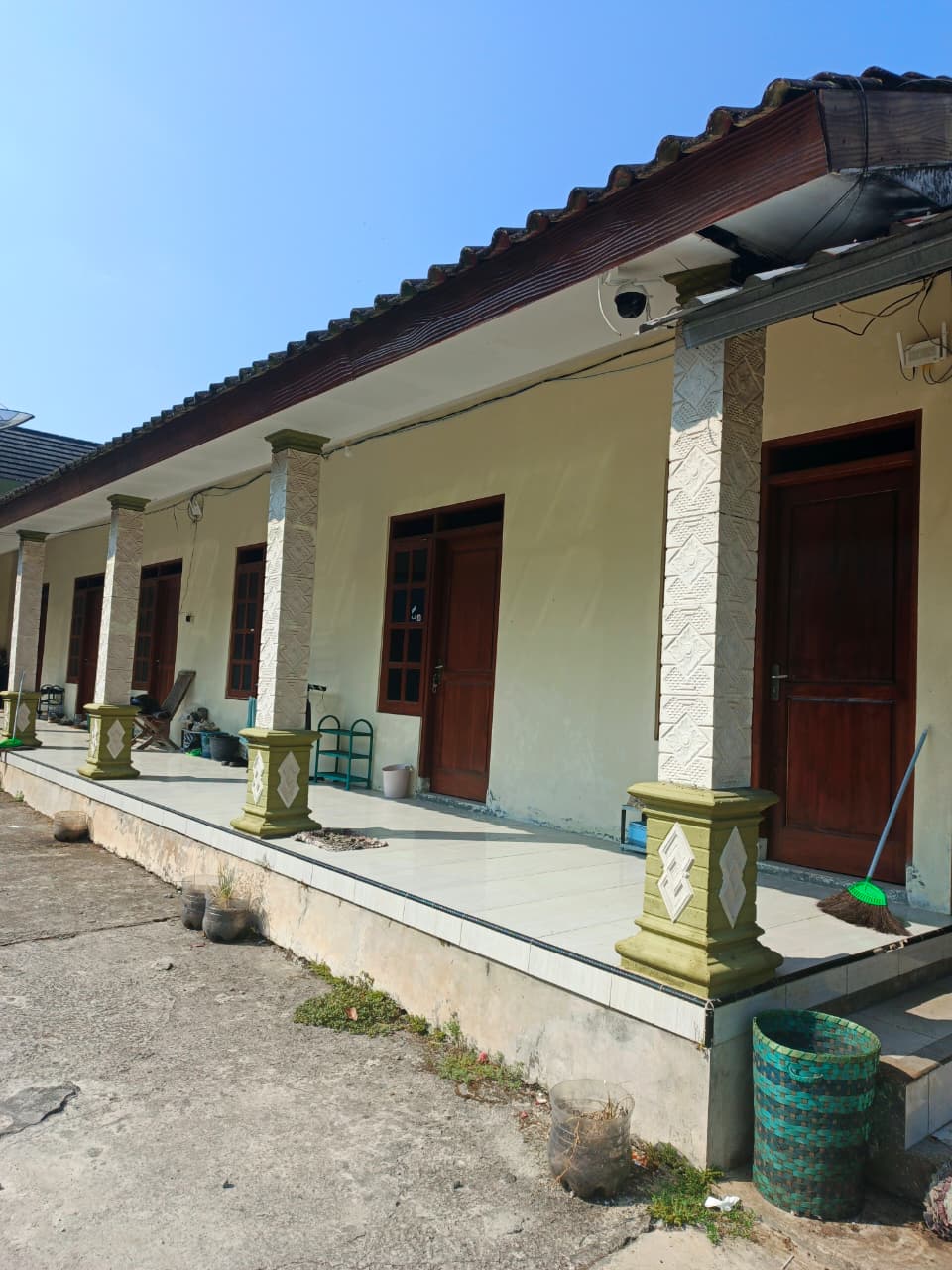 Teras depan bangunan Kost Putri Salatiga